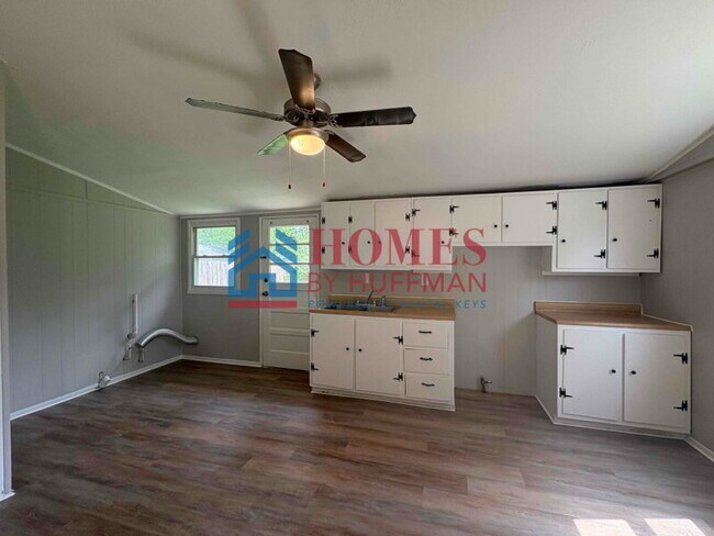 Building Photo - Three Bedroom House | Move in Ready