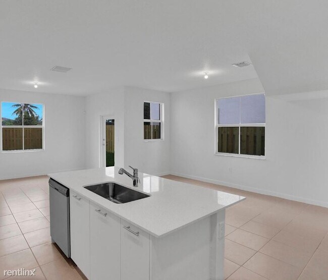 Foto del edificio - 3 br, 2.5 bath House - 2475 NW 131st St