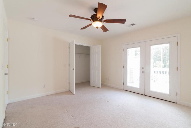 Building Photo - 2 br, 1.5 bath Townhome - 2858 Mackenzie Ct