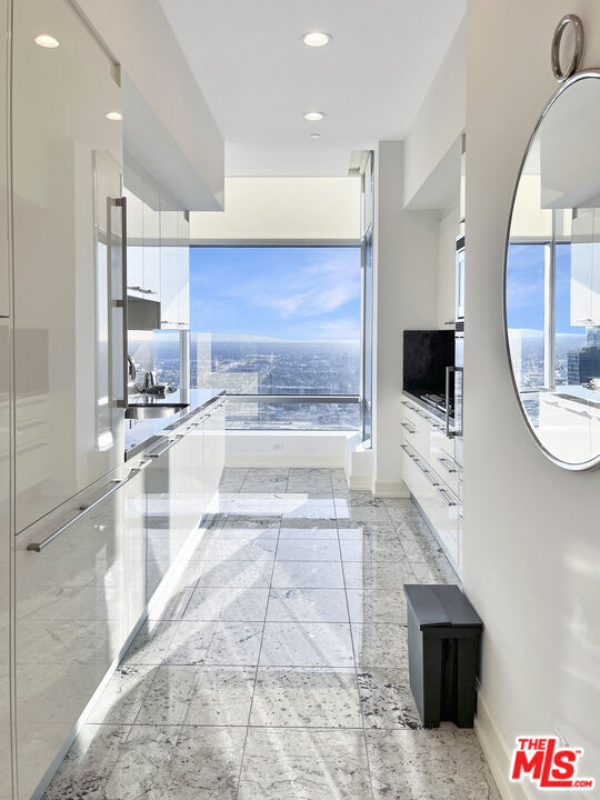 Building Photo - 900 W Olympic Blvd