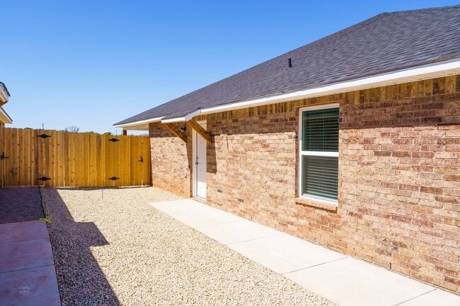 Building Photo - Sandy Creek Townhomes | Modern Living Near Dyess AFB