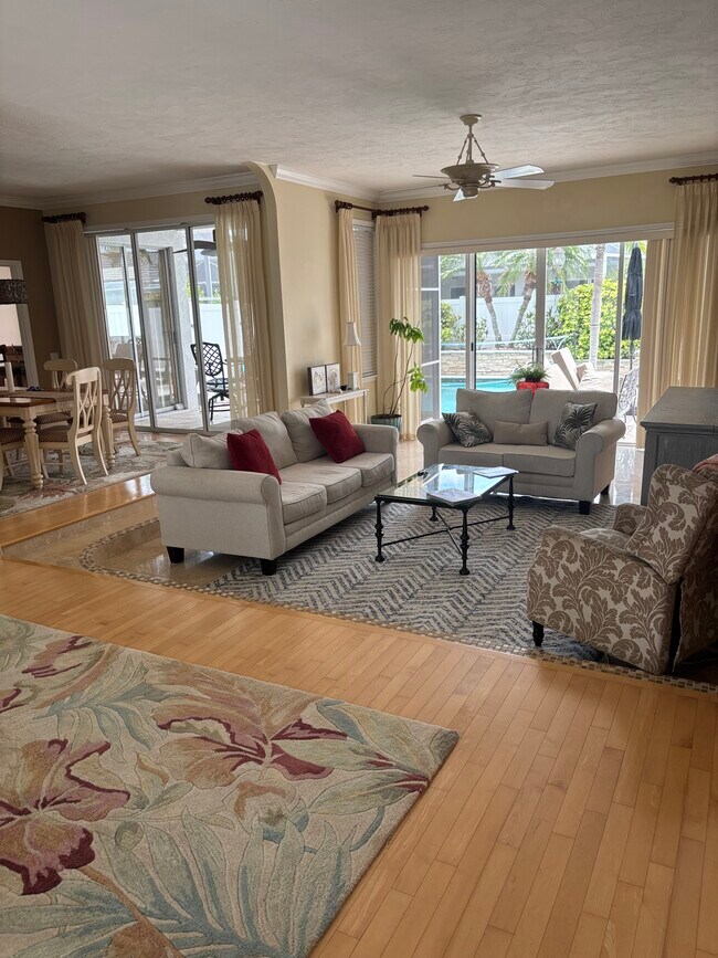 Sala de estar - 4816 61st Avenue Dr W