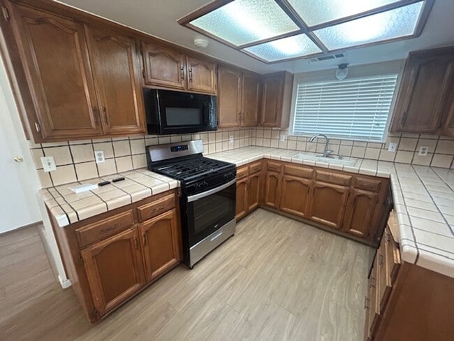 Foto del edificio - 3 bedroom 2 bath in central Visalia!