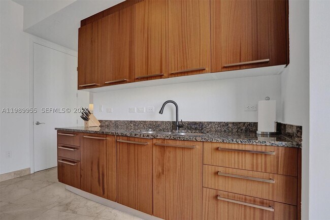 Foto del edificio - 16001 Collins Ave
