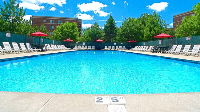 Foto del edificio - 6400 W Berteau Ave