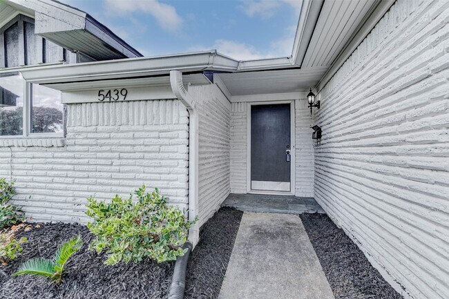 Building Photo - 5439 Lymbar Dr