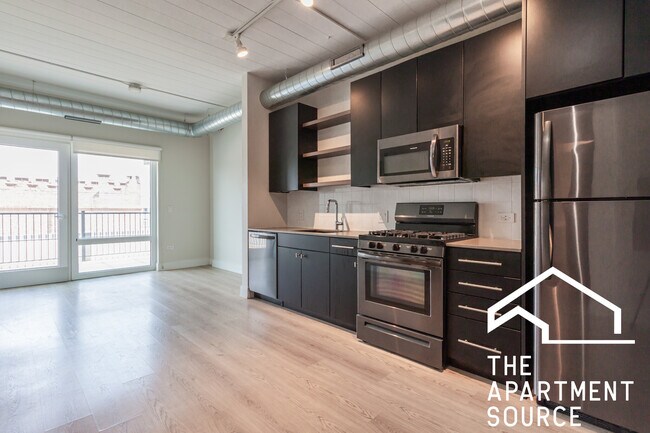 Building Photo - 931 W Belmont Ave