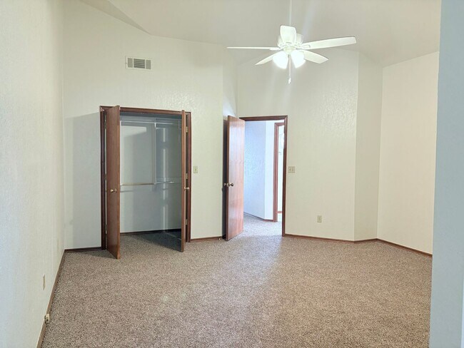 Foto del edificio - Two bedroom townhouse close to Campus!