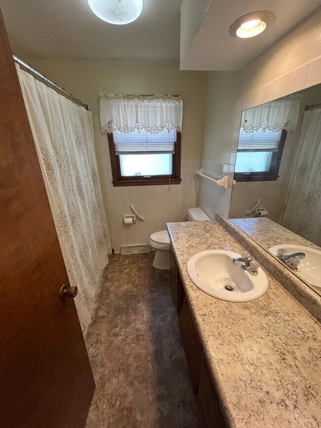 Foto del edificio - 2bd 1.5 bath duplex for rent Waterloo IA!