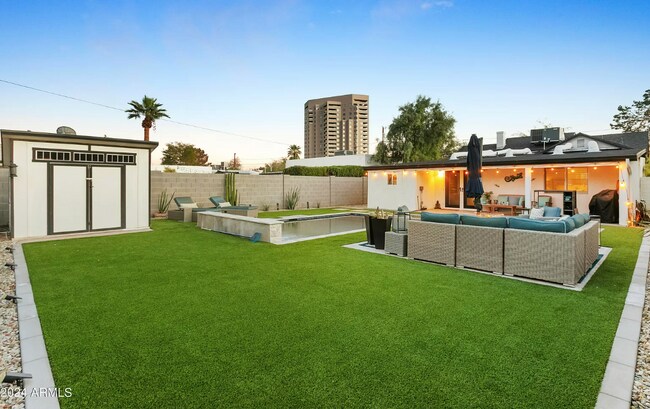 Desmontaje del cobertizo para mayor almacenamiento - 928 E Whitton Ave