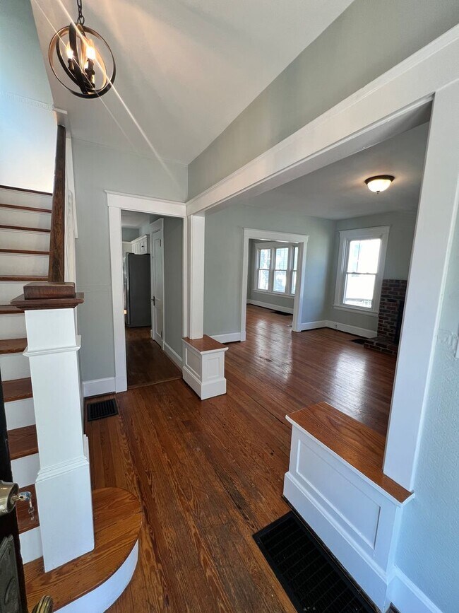 Building Photo - Cute 3 bed 2 bath home |  Mt Lookout