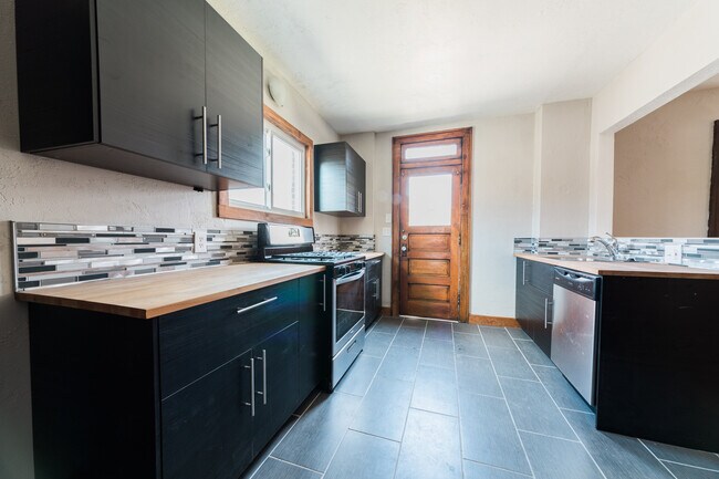 Foto del edificio - Available July 2026 - Spacious 3 Bedroom Home in the Heart of Allentown!