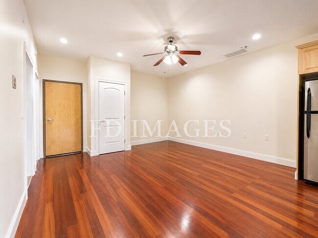 Foto del edificio - 661 Bennington St