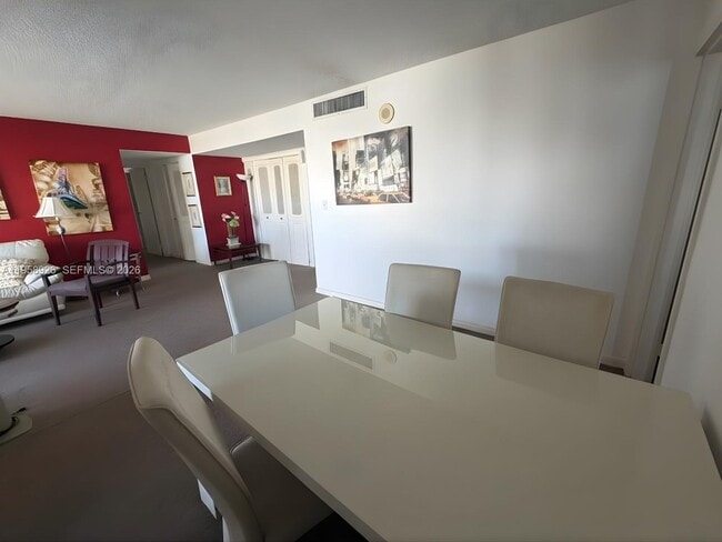 Foto del edificio - 17021 N Bay Rd