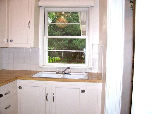 Building Photo - Cozy, Character-Filled Bungalow Close to It All