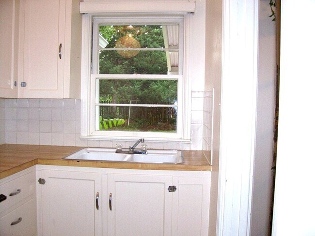 Foto del edificio - Cozy, Character-Filled Bungalow Close to It All