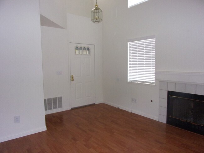 Building Photo - 853 Vassar Dr