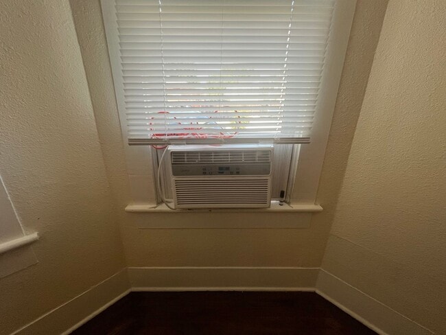 Building Photo - Adorable downtown Grass Valley Bungalow