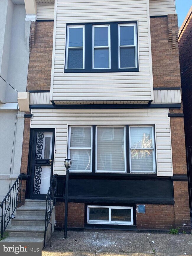 Building Photo - 2424 Mifflin St