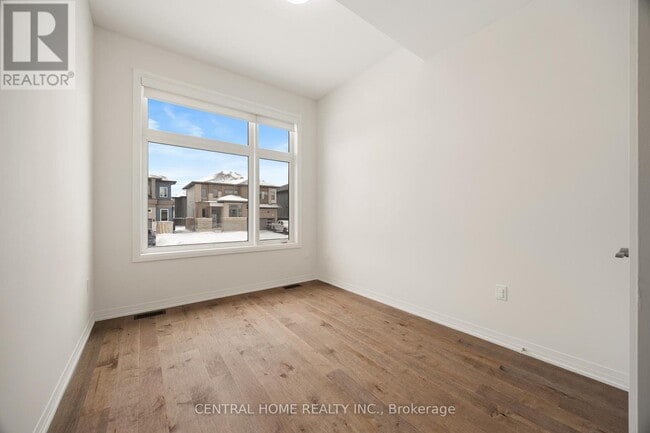 Building Photo - 3773 Sunbank Cres