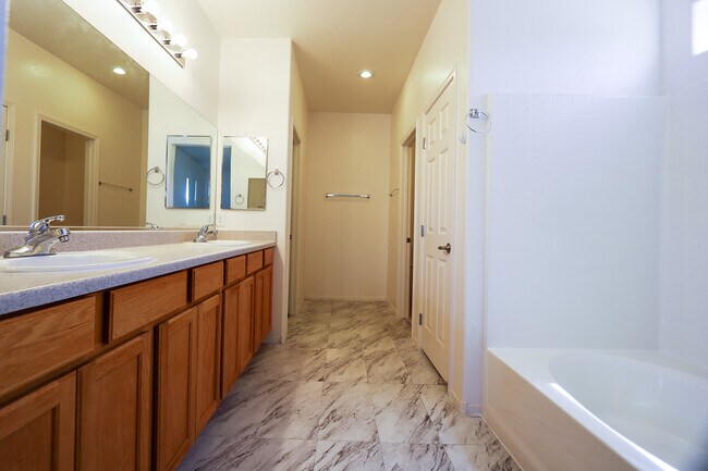 Foto del edificio - 6472 Centennial Rd