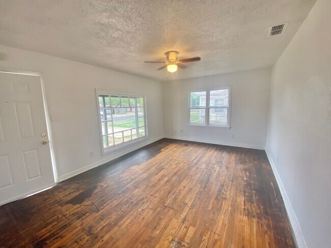 Foto del edificio - Move in special - $300 off 2nd month's rent