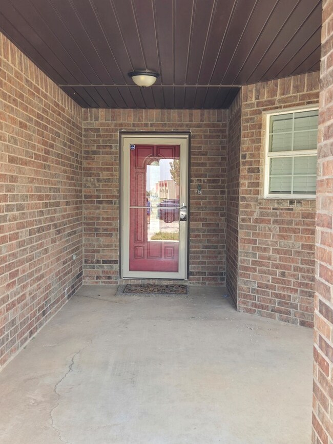 Building Photo - 9203 Holiday Dr