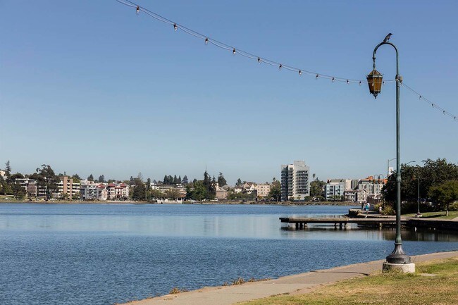 Building Photo - Top-Floor Apartment Near Lake Merritt
