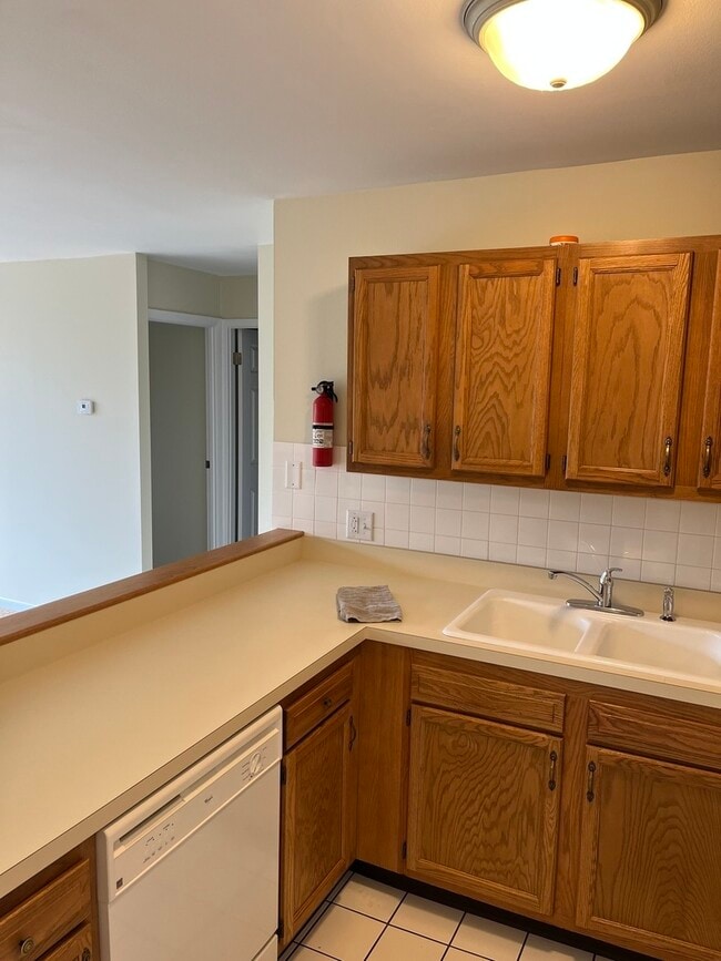 Building Photo - 5900 Oakwood Dr