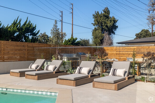 Piscina - Pacific Apartment Homes @ 1620 E Maple