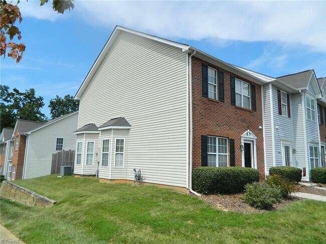 Foto del edificio - 1702 Brittany Way