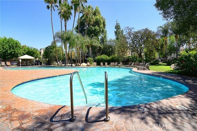 Foto del edificio - 21520 Burbank Blvd