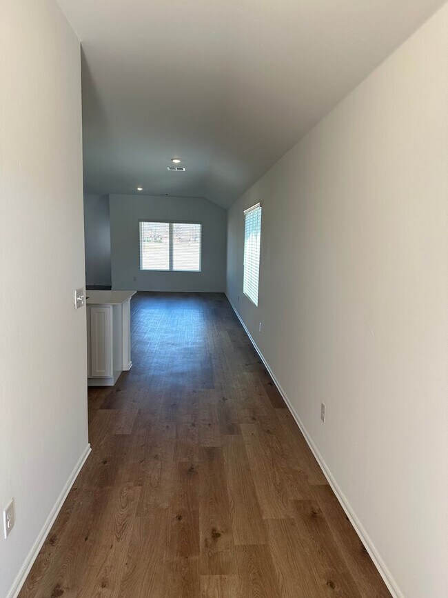Foto del edificio - *50% off First Month's Rent + NO HIDDEN FEES* BRAND NEW Three Bedroom | Two Bathroom Home in Purcell