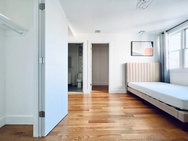 Building Photo - Furnished room/NOT APARTMENT