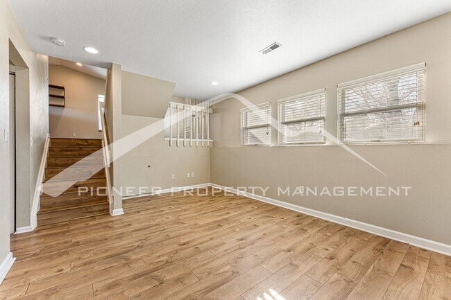 Foto del edificio - Single Family Home with 2 Car Garage and C...