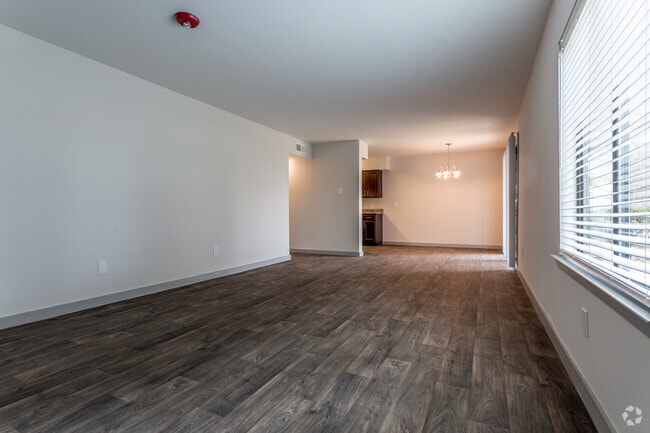 2 Br, Living Room - Glen Oaks