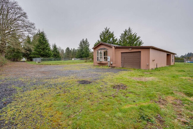 Foto del edificio - Country Living on a Private Acreage in Camas  - 2 Bedroom 1 Bath Manufactured Home