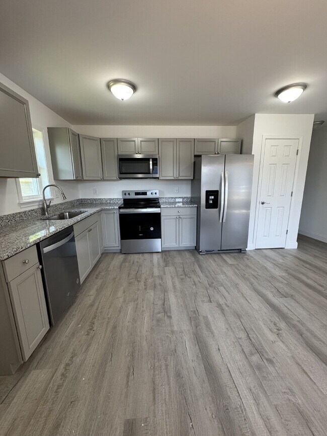 Foto del edificio - "Charming 3-Bedroom Retreat in Mars Hill: Cozy Comfort with 2 Full Baths!"
