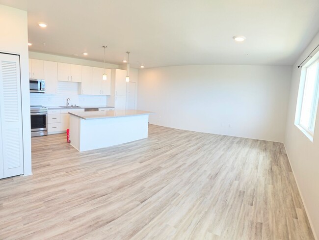 Ewa Beach 2 Bedroom 1 Bathroom 2 Parking 2nd Floor Townhome - Ewa Beach 2 Bedroom 1 Bathroom 2 Parking 2nd Floor Townhome