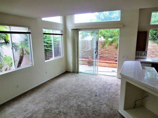 Building Photo - Great Two-Story Town Home With Fire Place