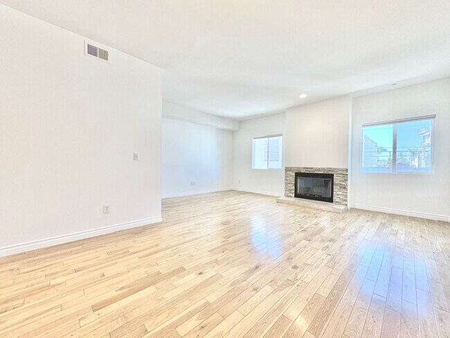 Building Photo - 6106 Pickford St