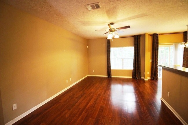 Building Photo - 3 Bed / 2.5 Bath home