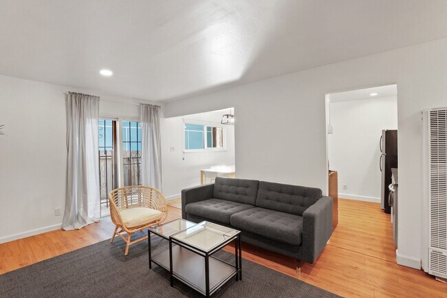 Building Photo - Queen room in 2-bed/1.0-bath Home