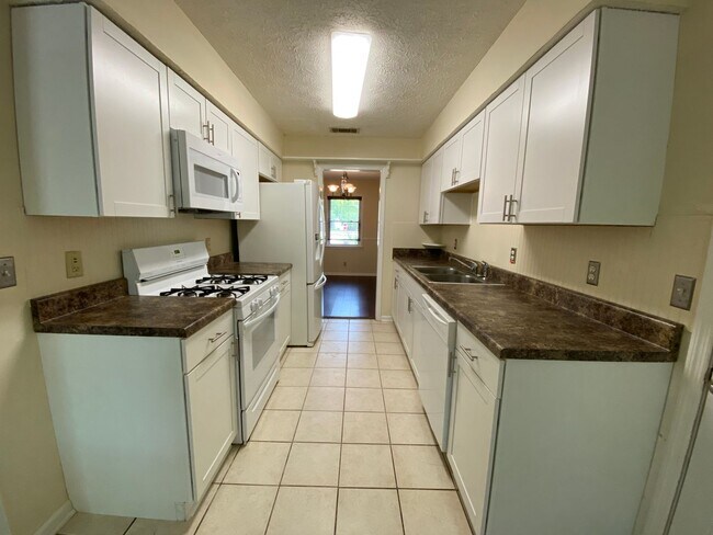Foto del edificio - Adorable 3/2 on large corner lot