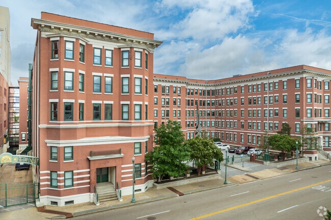Building Photo - Gayoso House & Pembroke Square