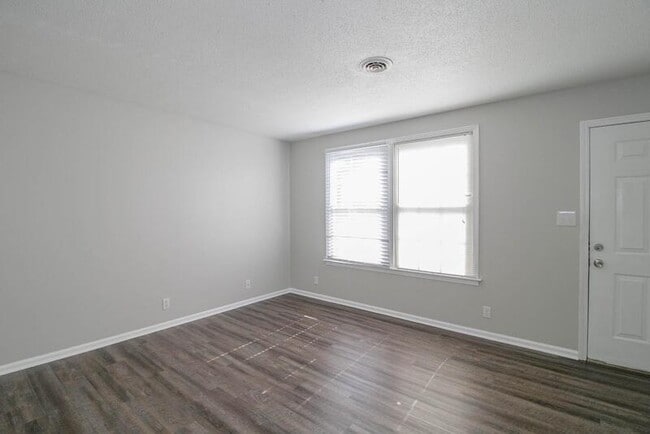 Building Photo - 810-C Golfview Pl