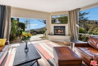 Building Photo - 4350 Hillview Dr