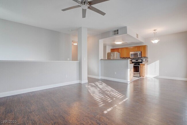 Foto del edificio - 7701 W Robindale Rd