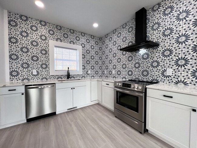 Building Photo - LOCATED IN HISTORIC PARKRIDGE!!