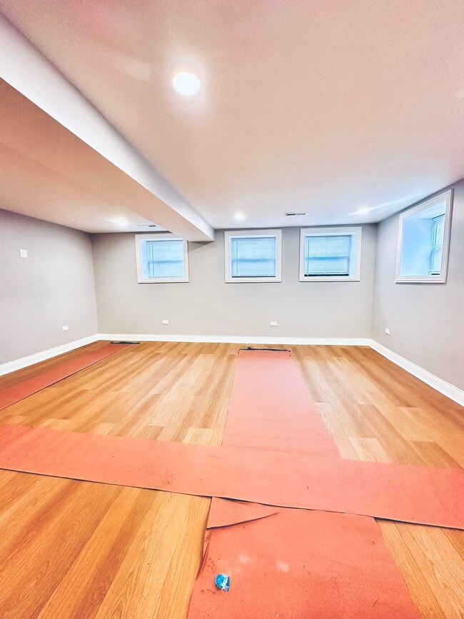 Newly Remodeled 901 Agatite 2 Bd 2 bth - 900 W Montrose Ave